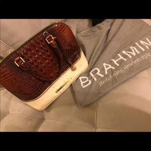 Brahmin purse barely worn. Comes with dust bag!